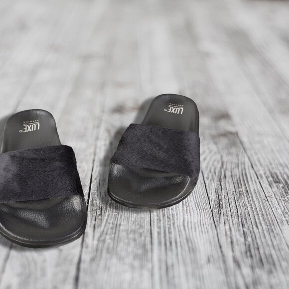Luxe Fashion Classic Faux Sheepskin Women Slides | 1-Piece | Black - Picture 3 of 6